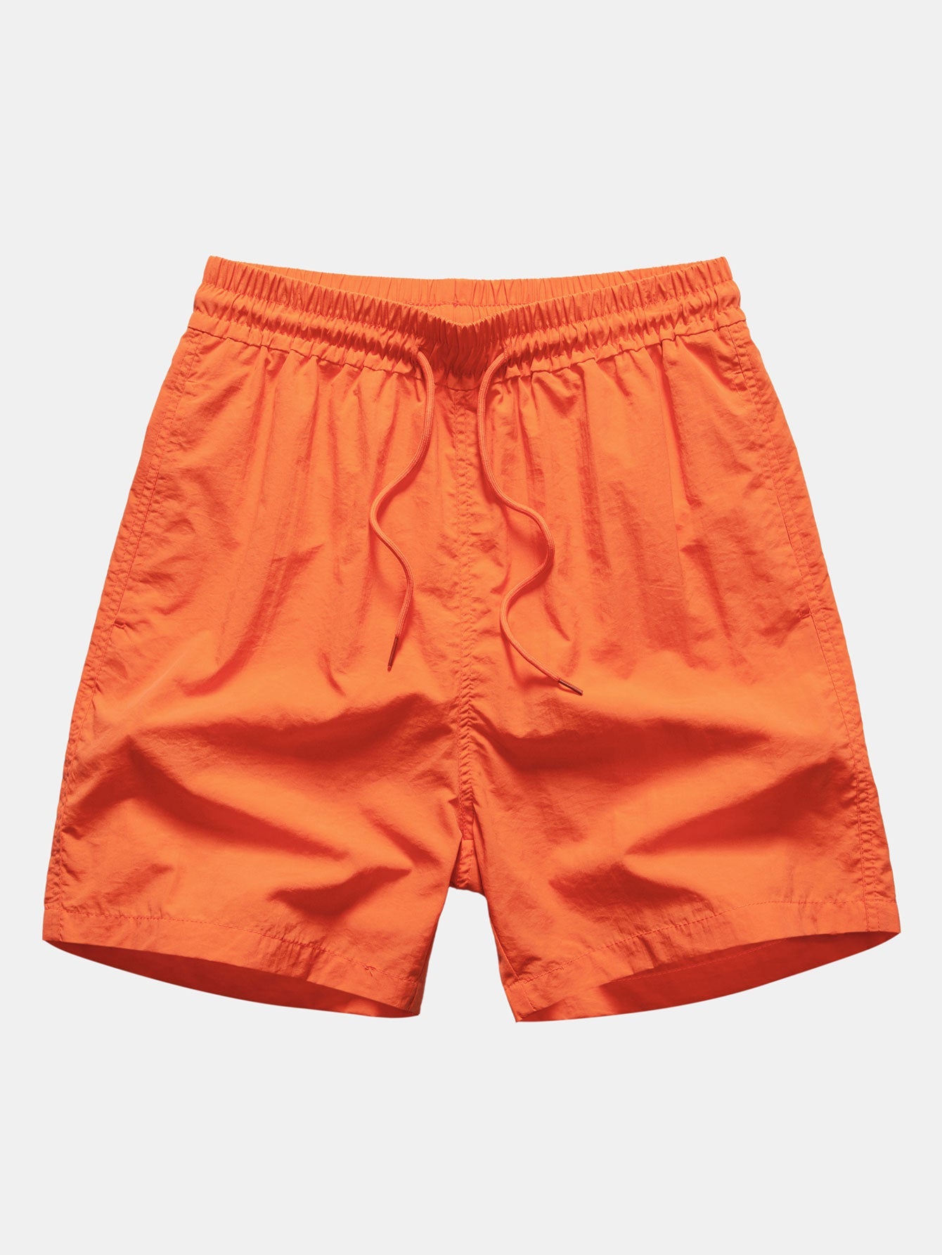 Camisa de botones con estampado tropical y pantalones cortos de baño