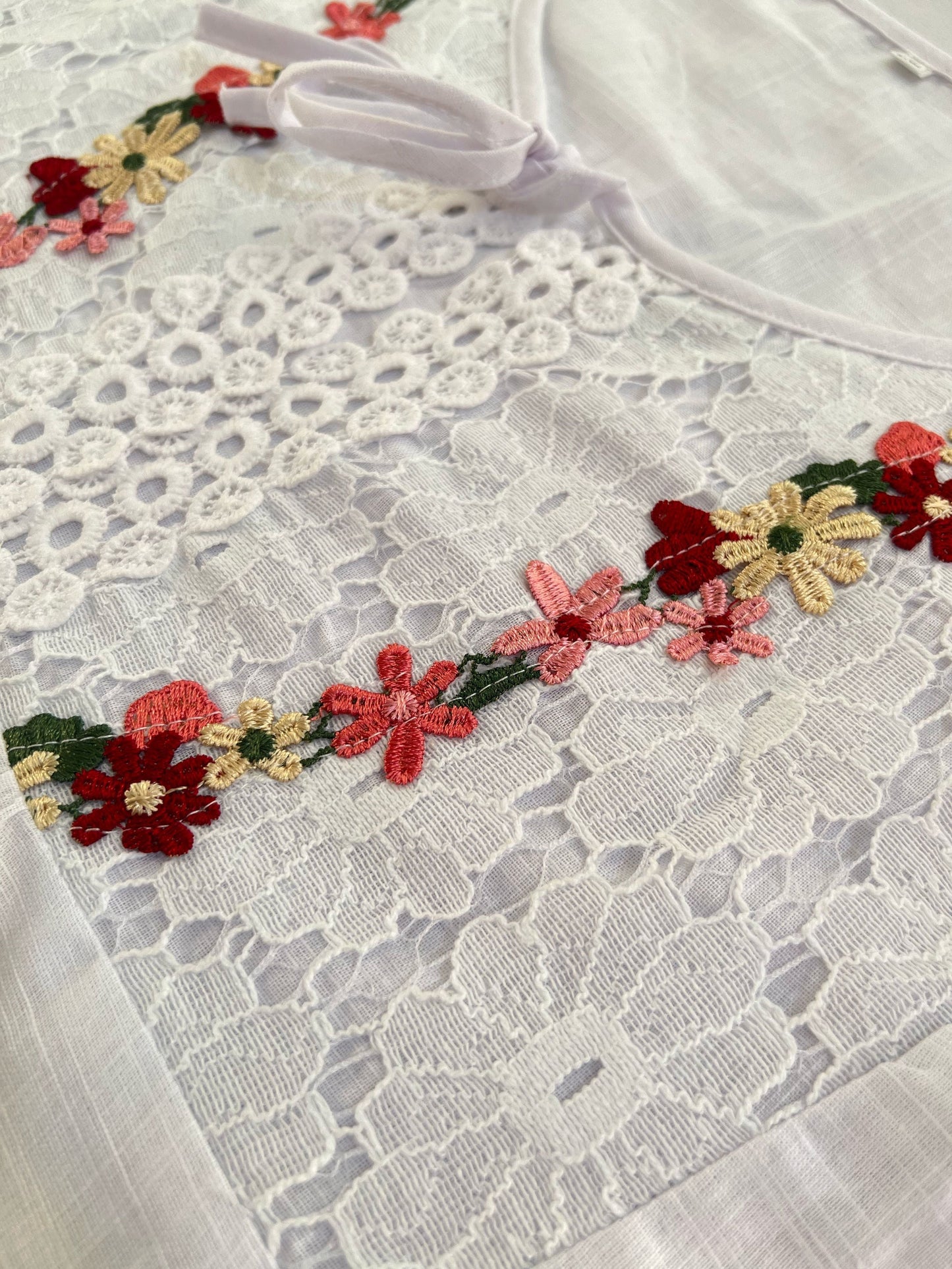 Elegant Lace – Blusa con encaje Patchwork y cuello en V