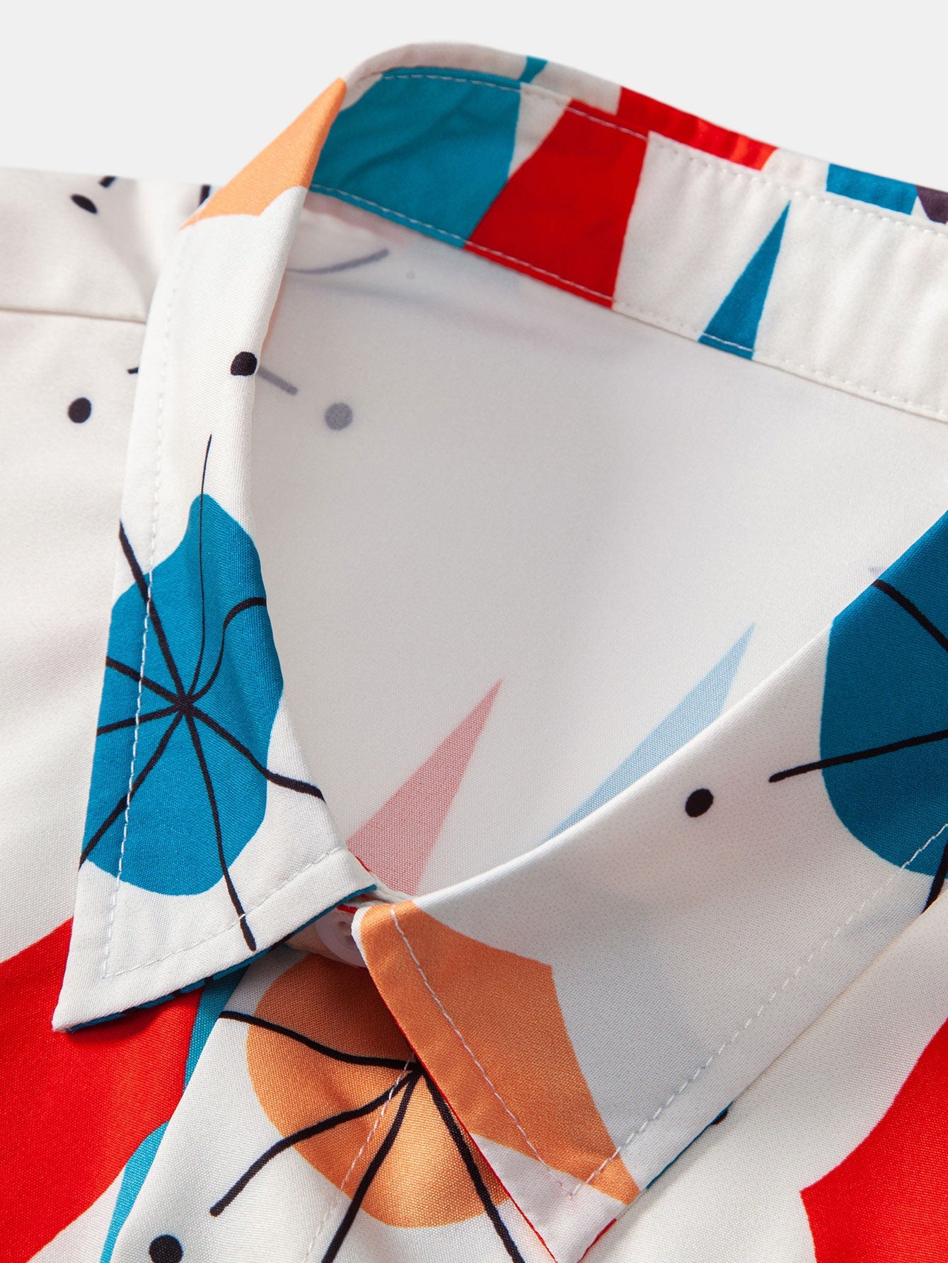 Camisa de Botón con Estampado Geométrico Atómico y Pantalones Cortos de Baño