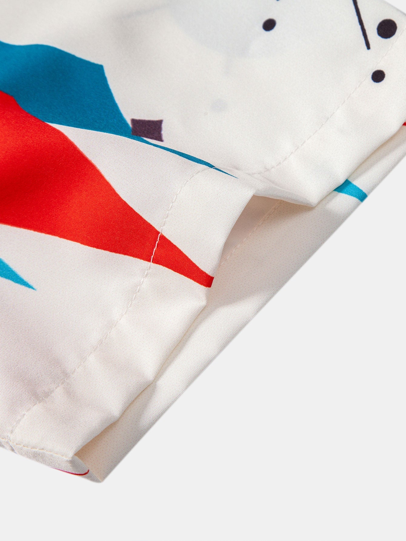 Camisa de Botón con Estampado Geométrico Atómico y Pantalones Cortos de Baño