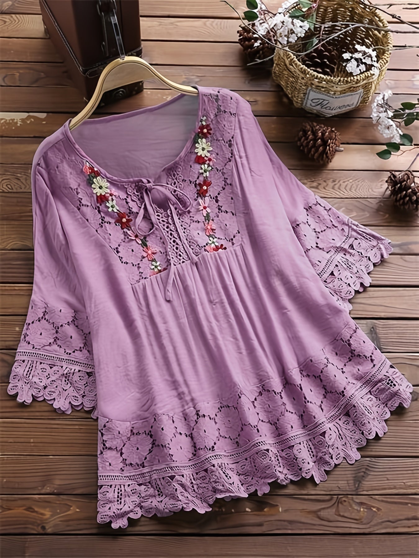 Elegant Lace – Blusa con encaje Patchwork y cuello en V