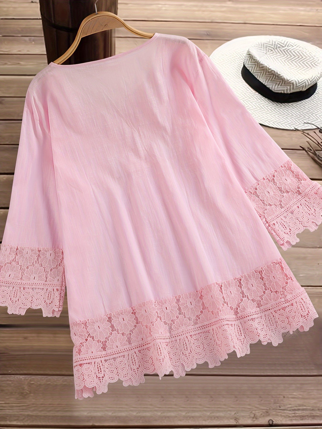 Elegant Lace – Blusa con encaje Patchwork y cuello en V