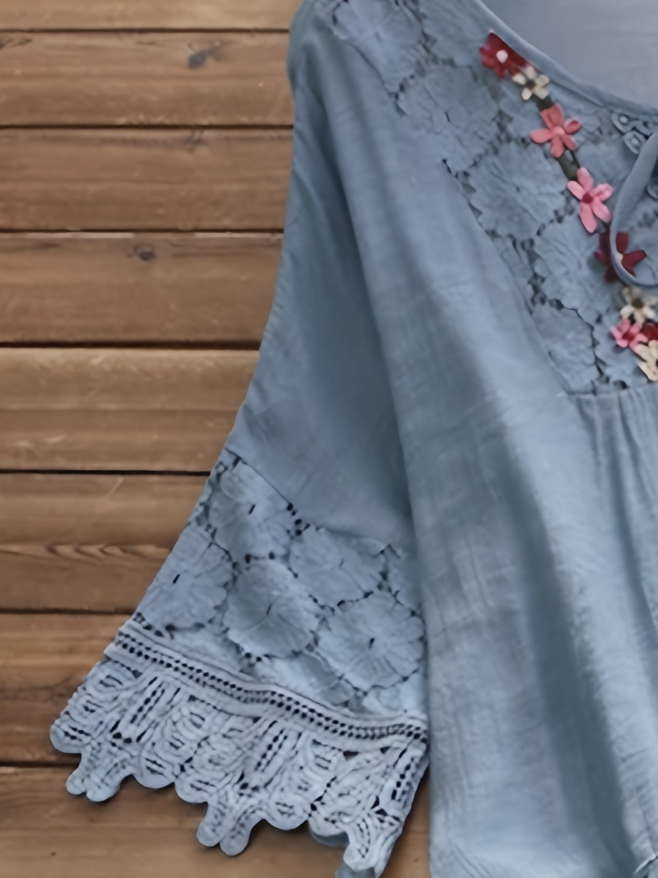 Elegant Lace – Blusa con encaje Patchwork y cuello en V