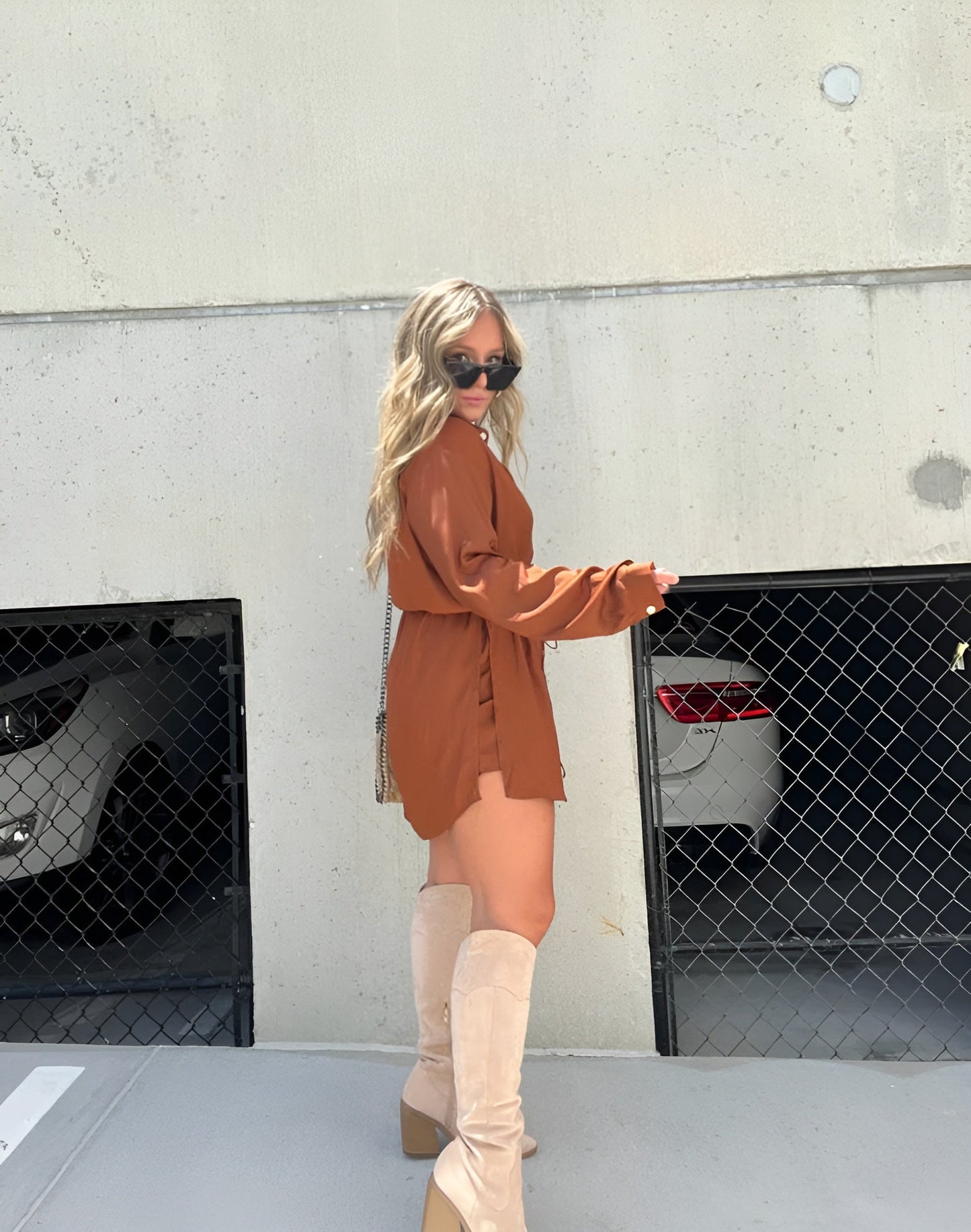 The Sunset Sway – Mono Corto con Efecto Vestido y Acabado Satinado