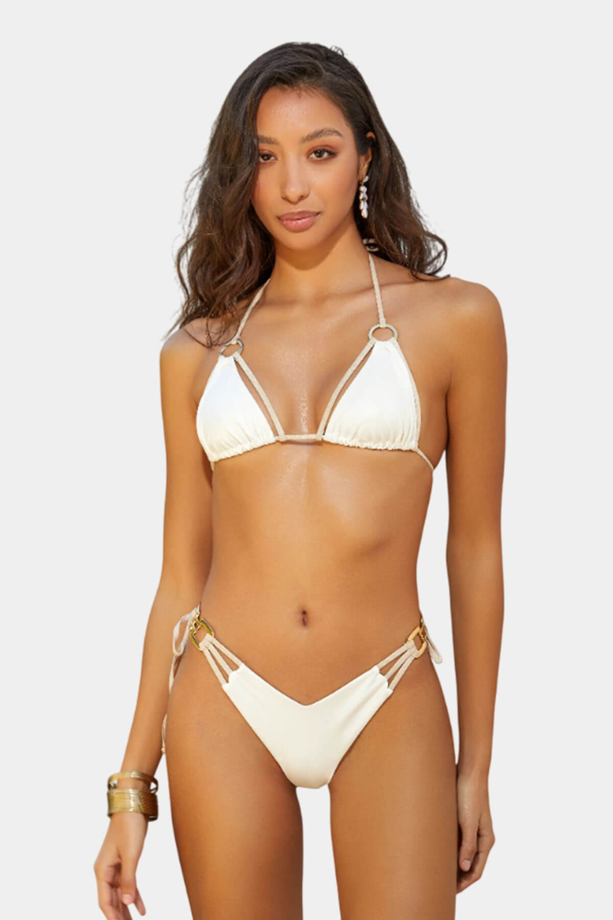 White Angel Bikini – Sensualidad brillante y elegancia dorada