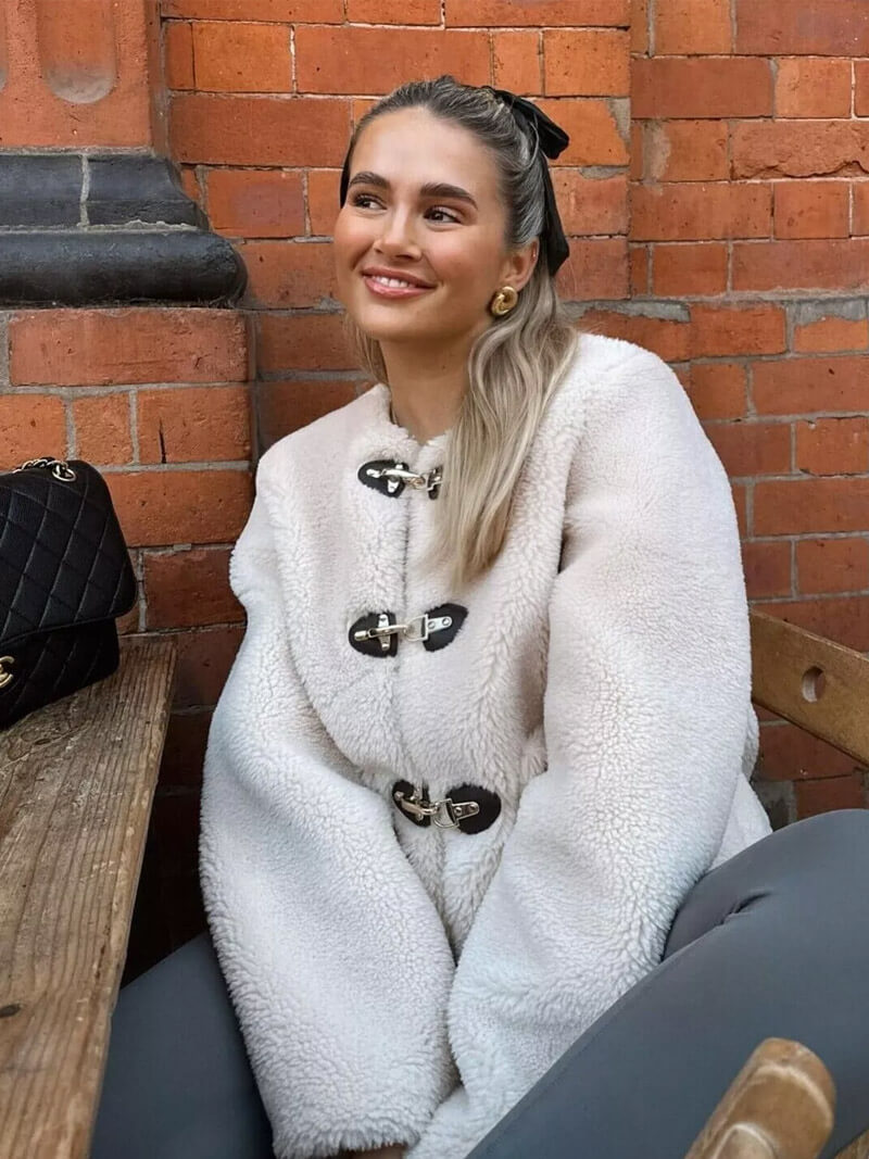 Ivory – Chaqueta tipo borreguito con estilo "old money"