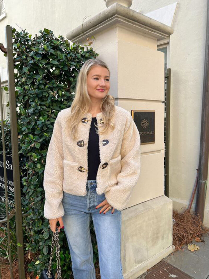 Ivory – Chaqueta tipo borreguito con estilo "old money"