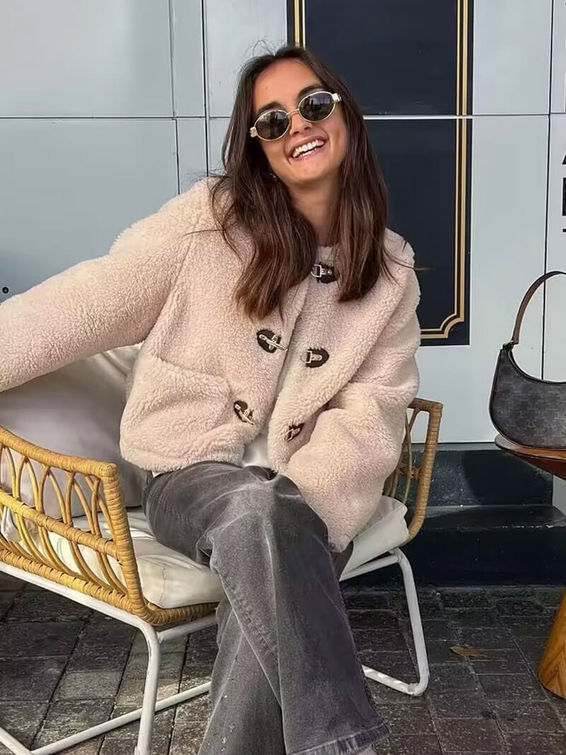 Ivory – Chaqueta tipo borreguito con estilo "old money"