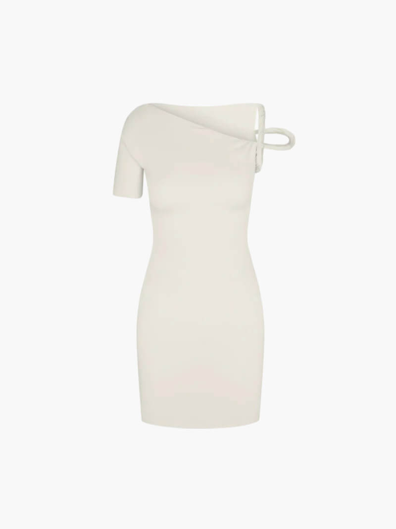 Kylie – Vestido mini asimétrico con detalle twist