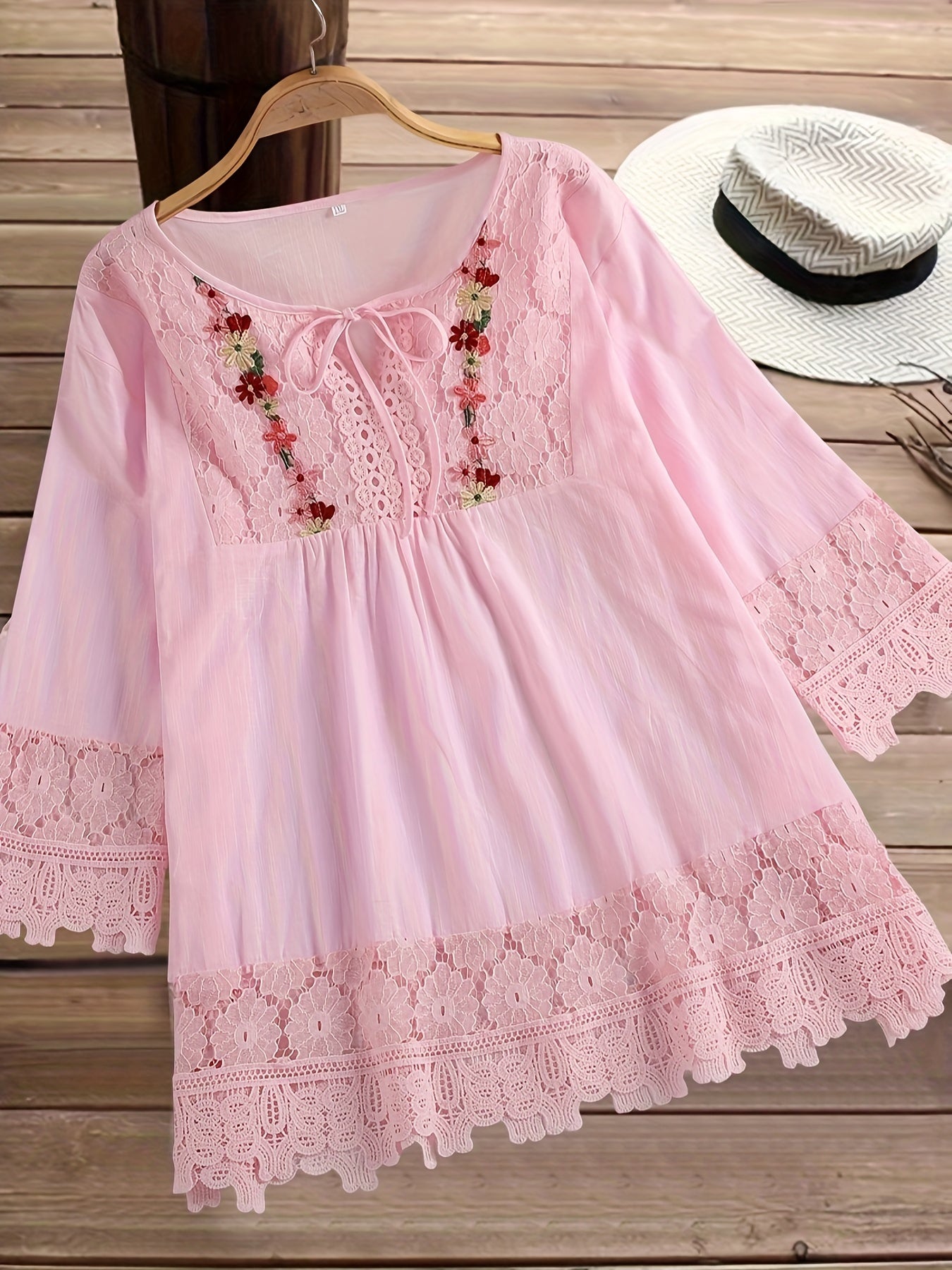 Elegant Lace – Blusa con encaje Patchwork y cuello en V