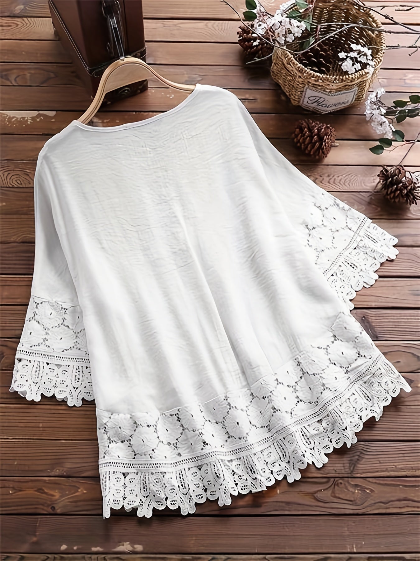 Elegant Lace – Blusa con encaje Patchwork y cuello en V