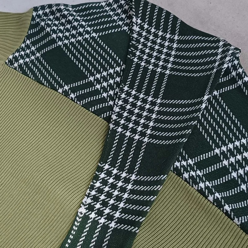 SUÉTER ASIMÉTRICO DE CUELLO ALTO A CUADROS