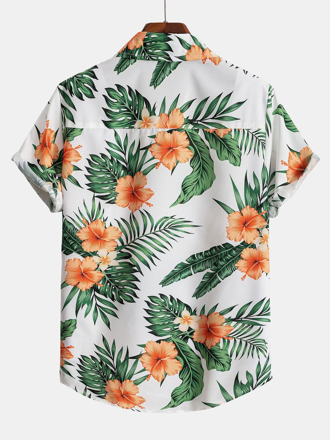Camisa de botones con estampado tropical y pantalones cortos de baño