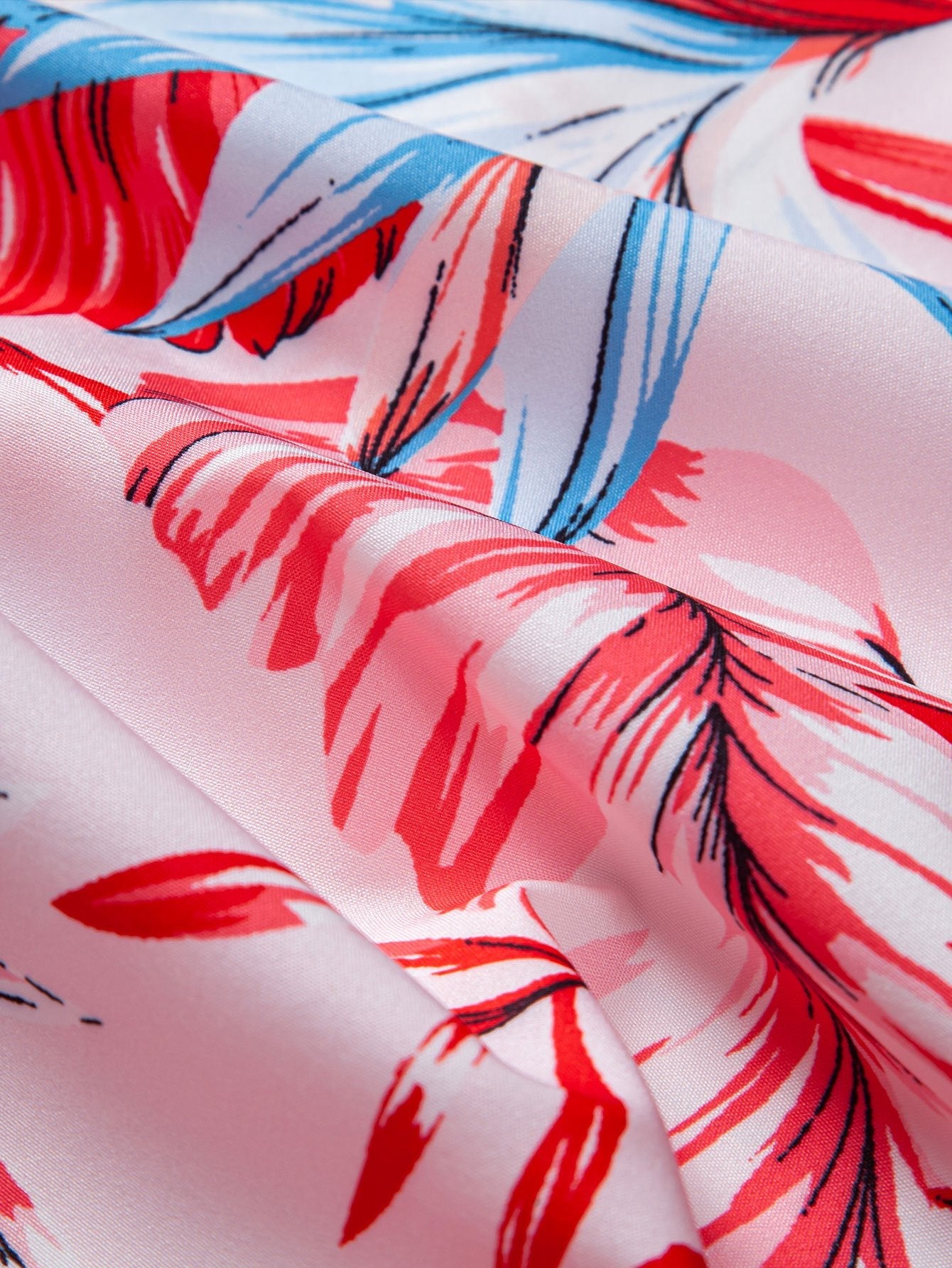 Camisa de botones con estampado tropical y pantalones cortos de baño