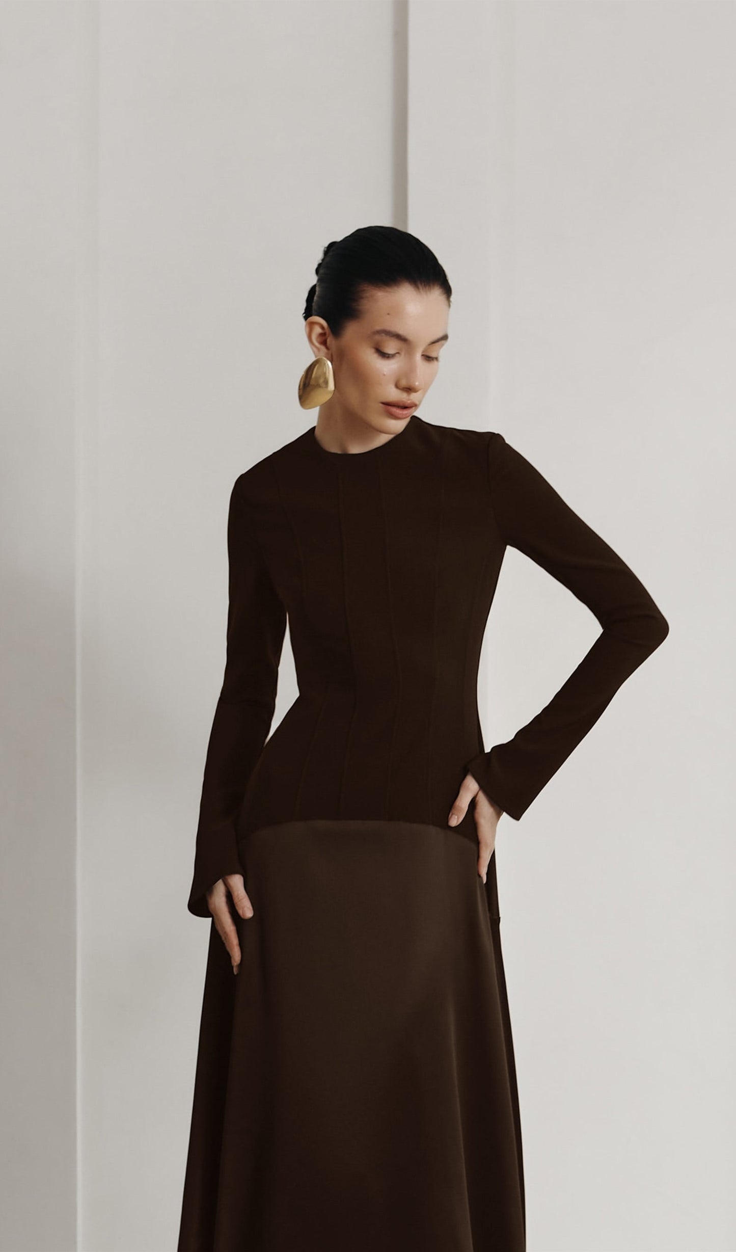 VESTIDO LARGO PUNTOY SATÉN MODELO CAFÉ