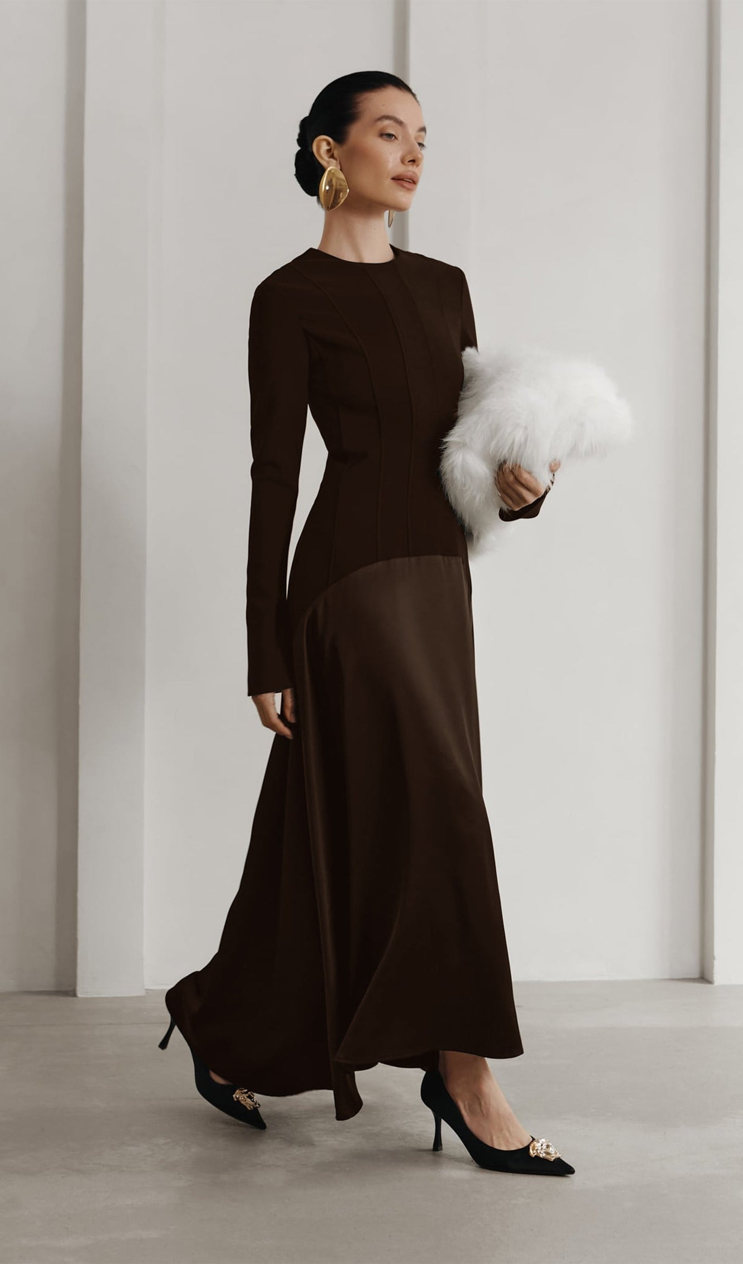 VESTIDO LARGO PUNTOY SATÉN MODELO CAFÉ