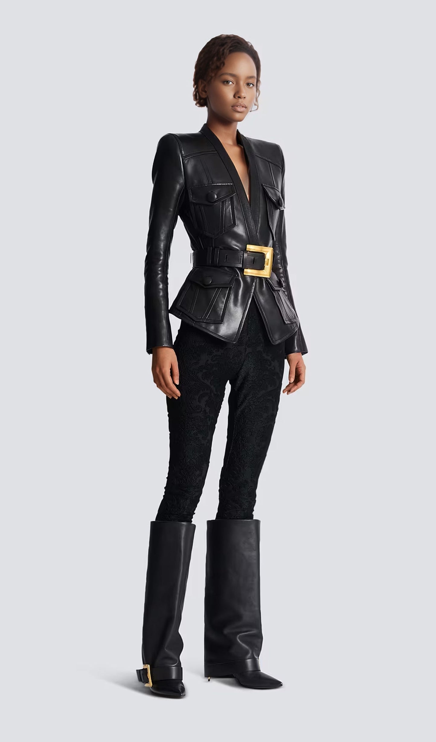 CHAQUETA DE CUERO CON CINTURÓN Y BOTONES