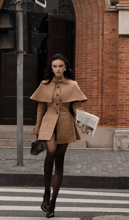 CHAQUETA CON CAPA Y CINTURA ENTALLADA