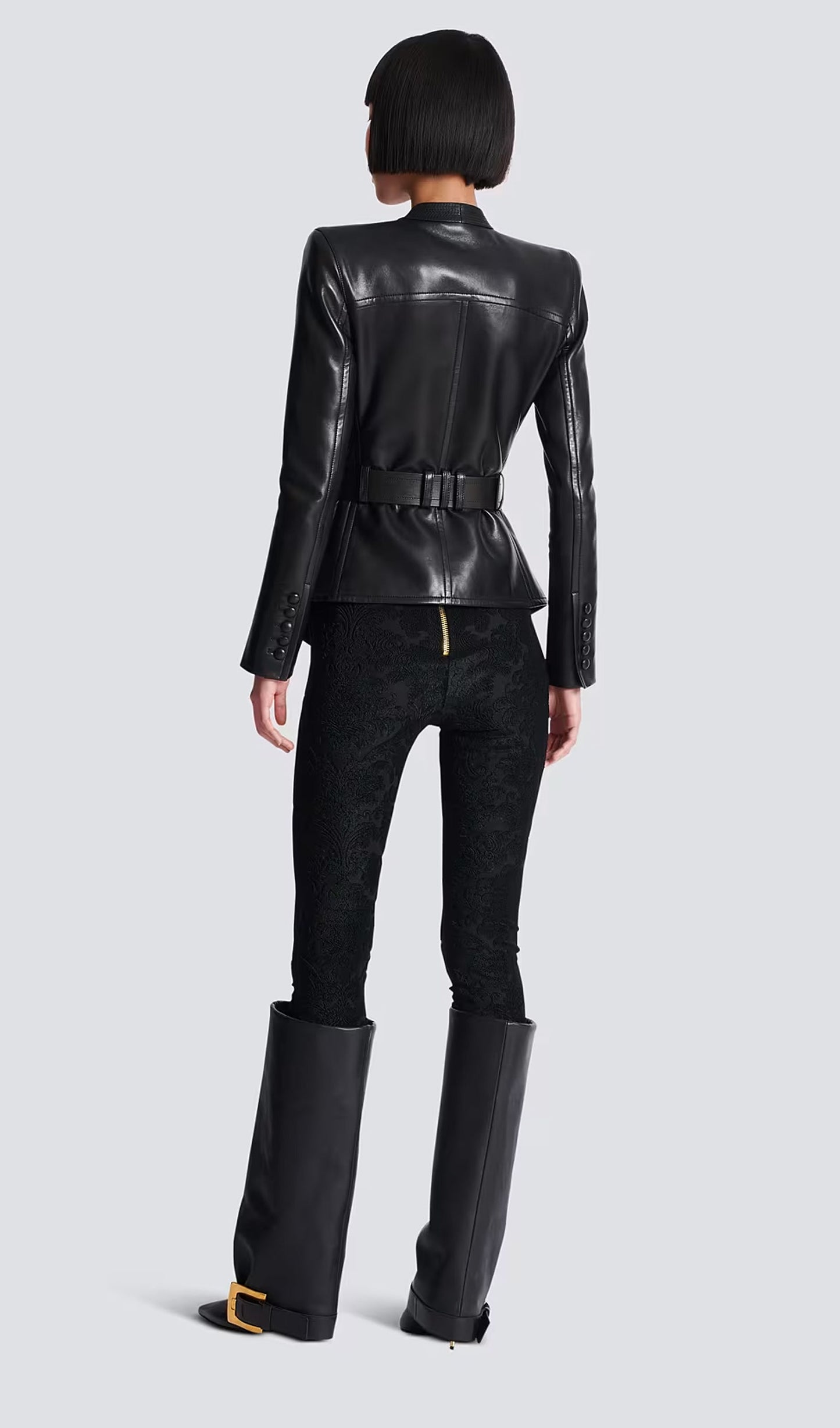 CHAQUETA DE CUERO CON CINTURÓN Y BOTONES
