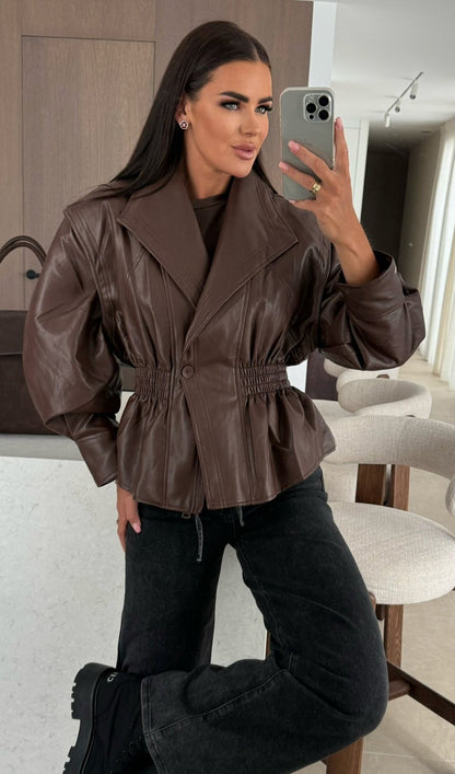 CHAQUETA DE CUERO ENTALLADA