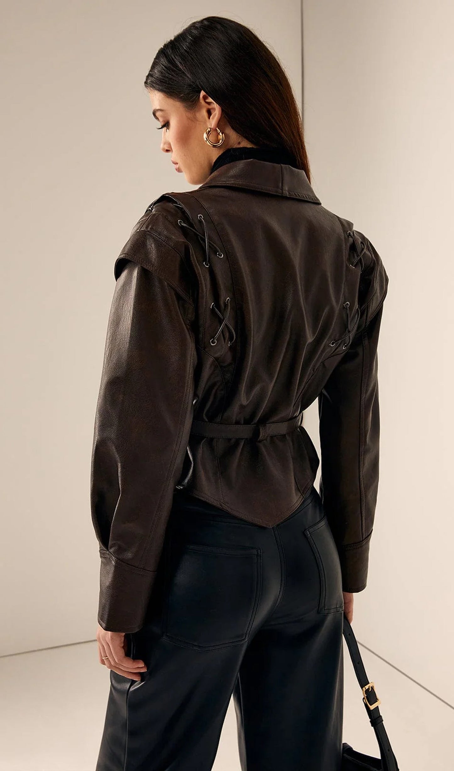 CHAQUETA DE CUERO CON CINTURÓN