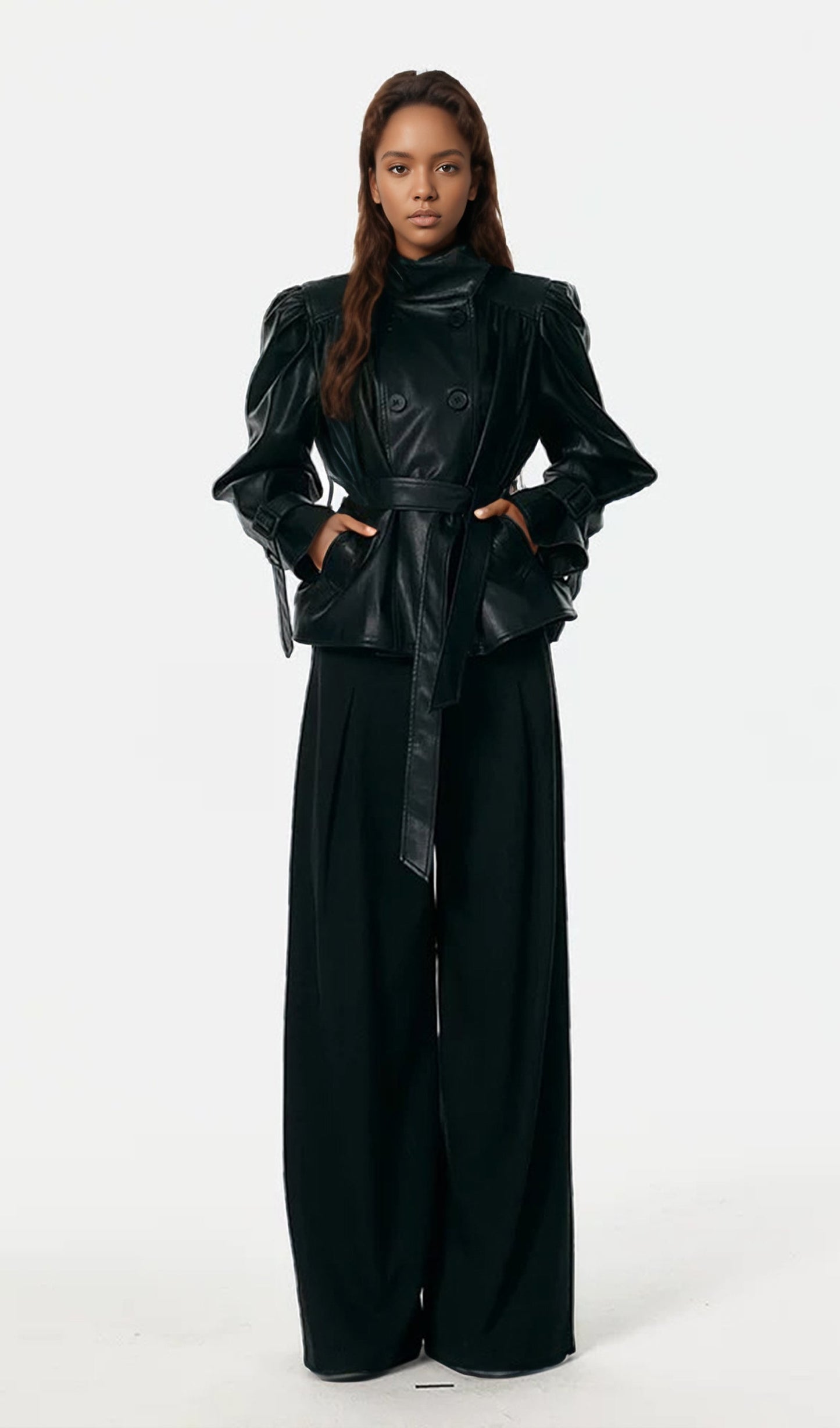 CHAQUETA DE CUERO PLISADA CON CUELLO ALTO