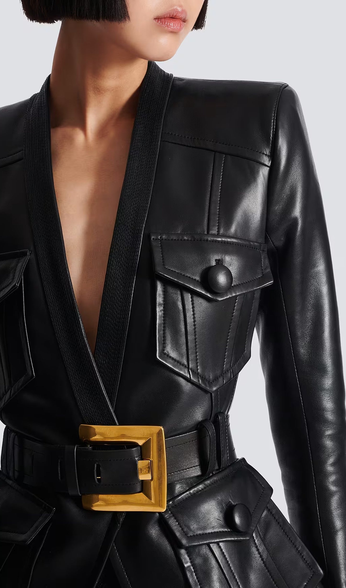 CHAQUETA DE CUERO CON CINTURÓN Y BOTONES