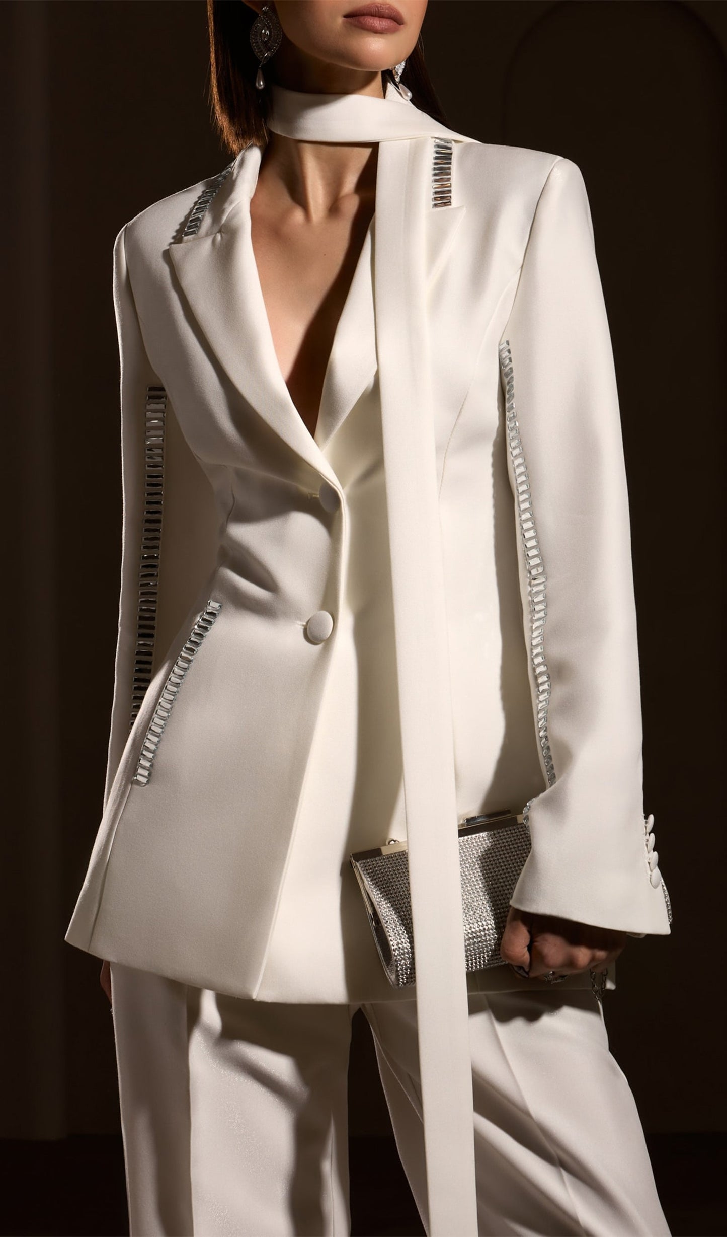 BLAZER ENTALLADO CON ADORNOS METÁLICOS