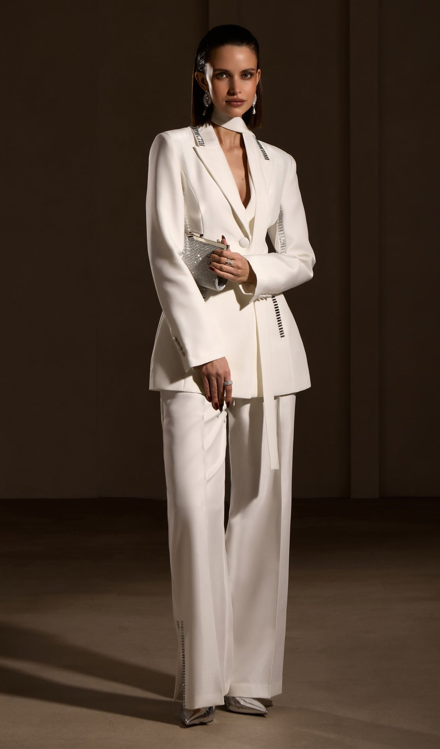 BLAZER ENTALLADO CON ADORNOS METÁLICOS