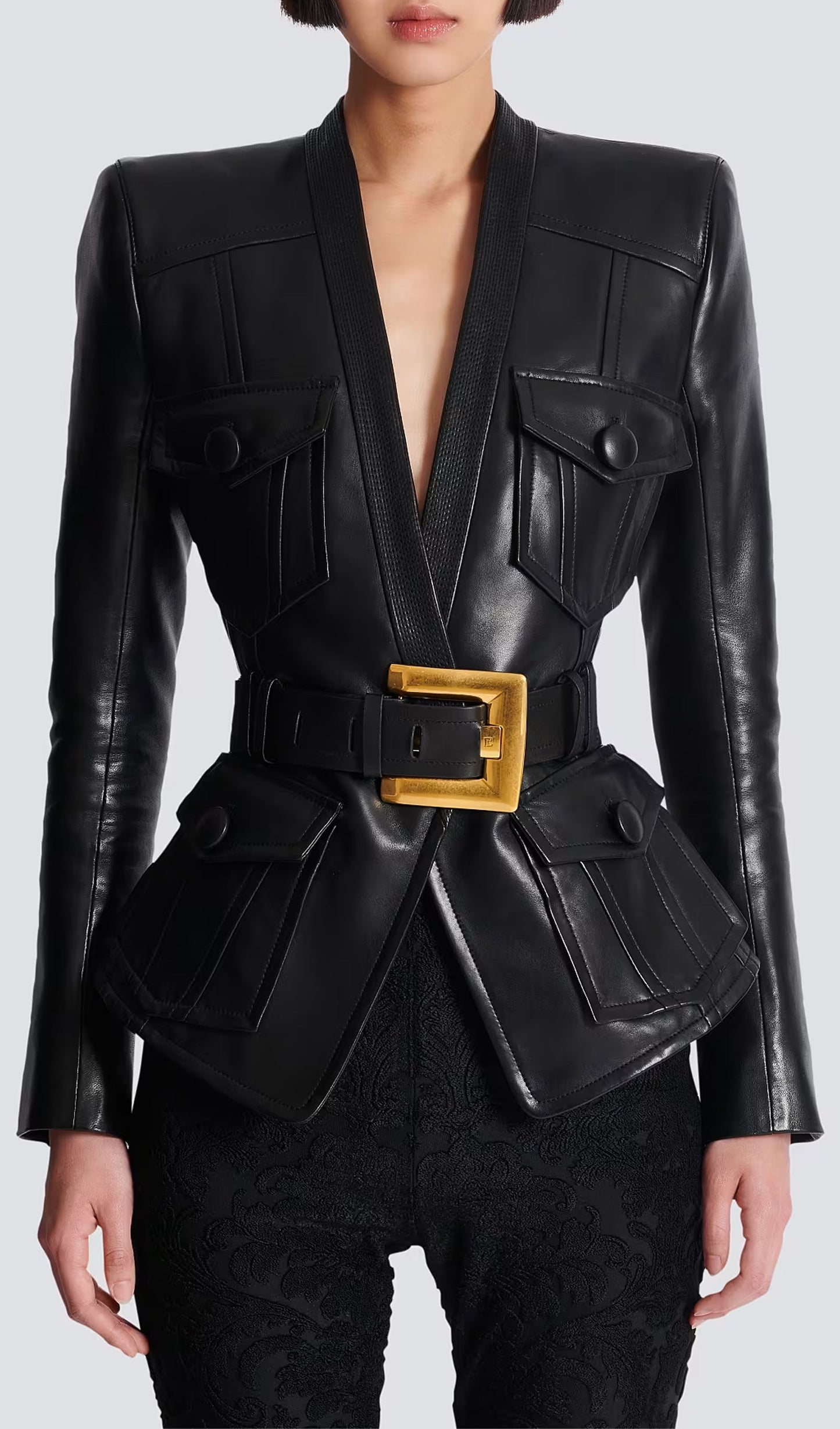 CHAQUETA DE CUERO CON CINTURÓN Y BOTONES