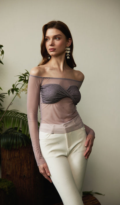 TOP DE MALLA CON HOMBROS DESCUBIERTOS Y DETALLE DE BRILLOS n.04631