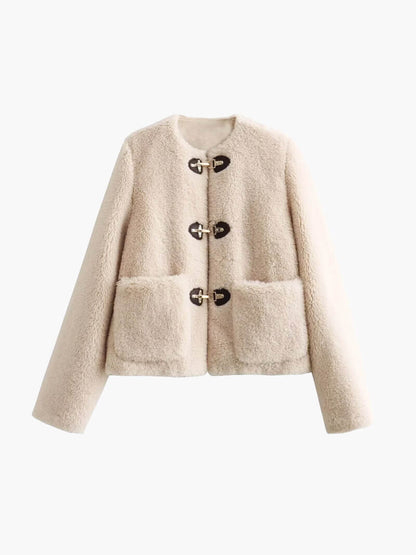Ivory – Chaqueta tipo borreguito con estilo "old money"