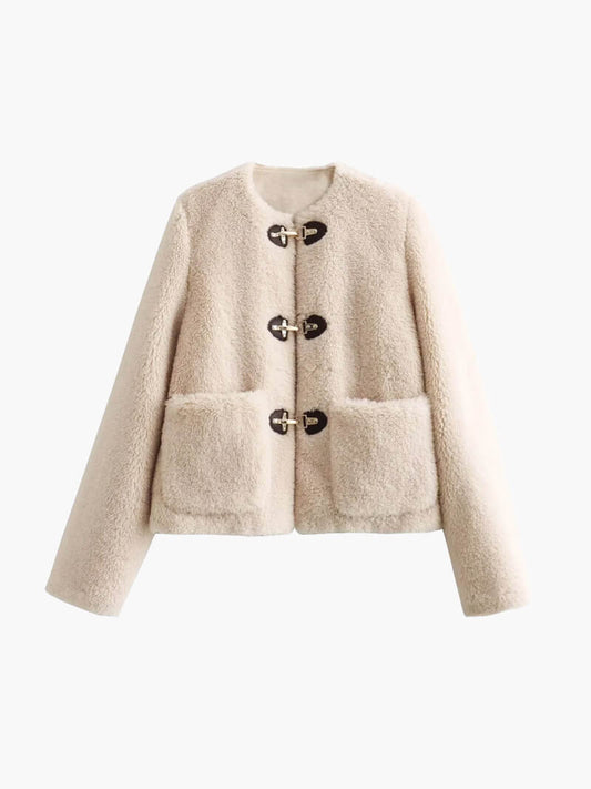 Ivory – Chaqueta tipo borreguito con estilo "old money"