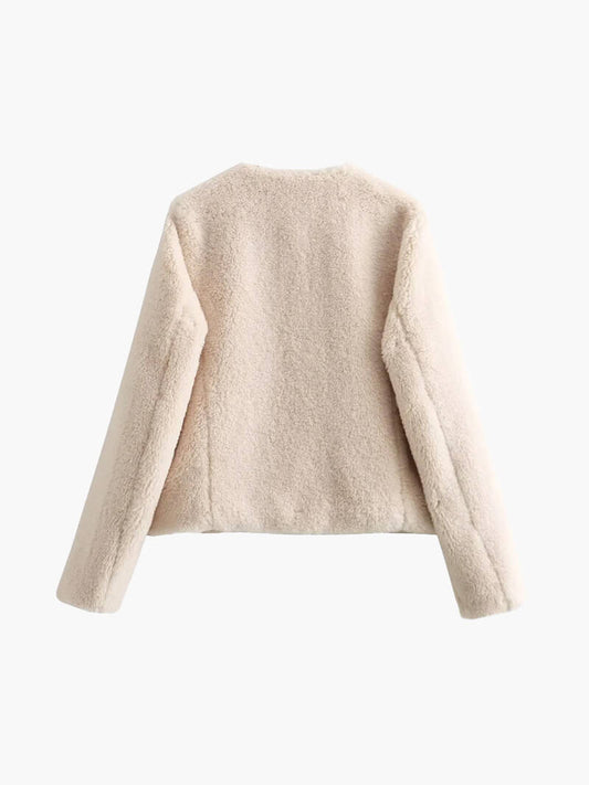 Ivory – Chaqueta tipo borreguito con estilo "old money"