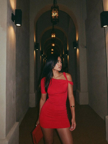 Kylie – Vestido mini asimétrico con detalle twist
