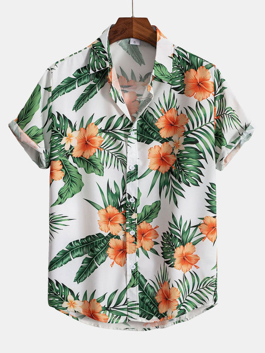 Camisa de botones con estampado tropical y pantalones cortos de baño